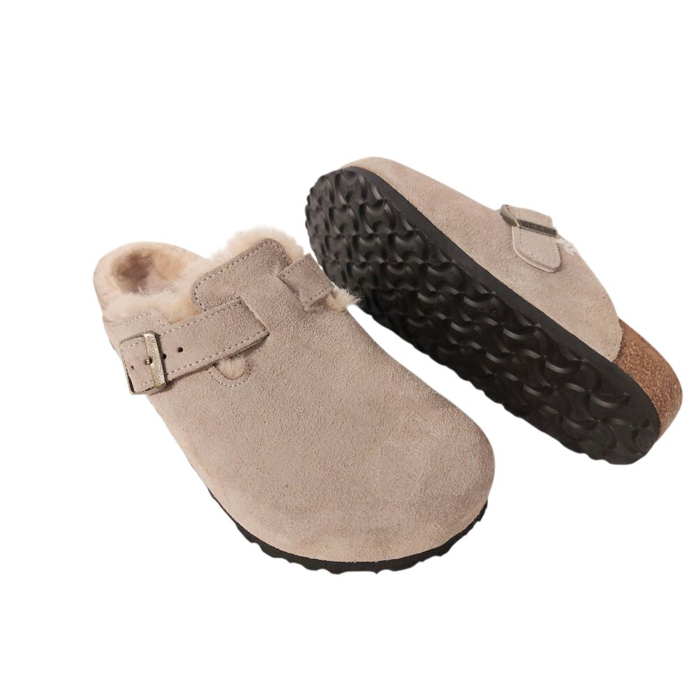 Birkenstock Slipper Boston VL Shearling 1028289 Taupe Suede Normaal - 4066648675143 Birkenstock Slipper Boston VL Shearling 1028289 Taupe Suede Normaal - 4066648675143
