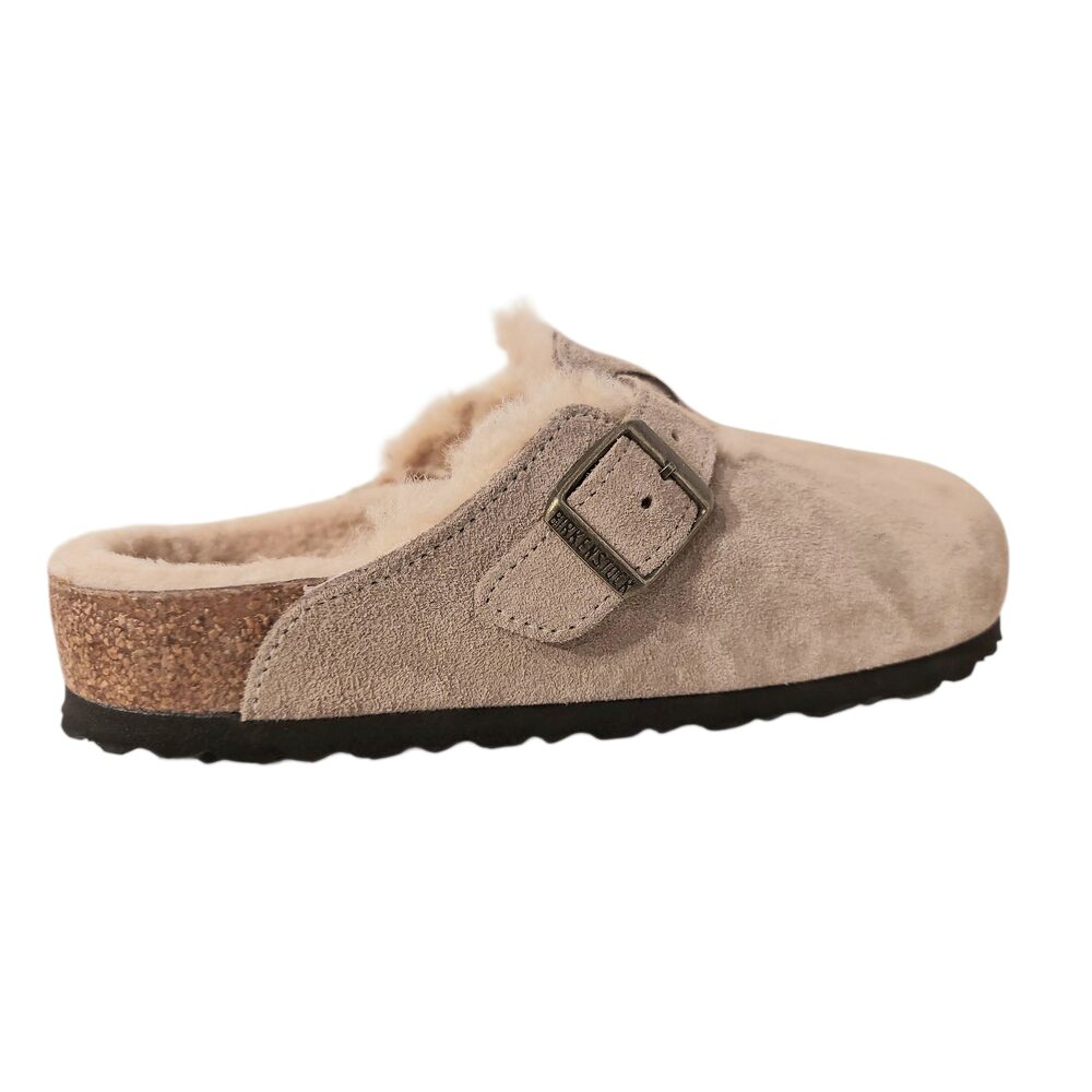 Birkenstock Slipper Boston VL Shearling 1028289 Taupe Suede Normaal - 4066648675143 Birkenstock Slipper Boston VL Shearling 1028289 Taupe Suede Normaal - 4066648675143