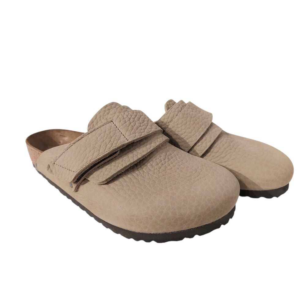 Birkenstock Slipper Nagoya 1022527 Desert Buck Faded Khaki Nubuck Normaal - 4061417642982 Birkenstock Slipper Nagoya 1022527 Desert Buck Faded Khaki Nubuck Normaal - 4061417642982