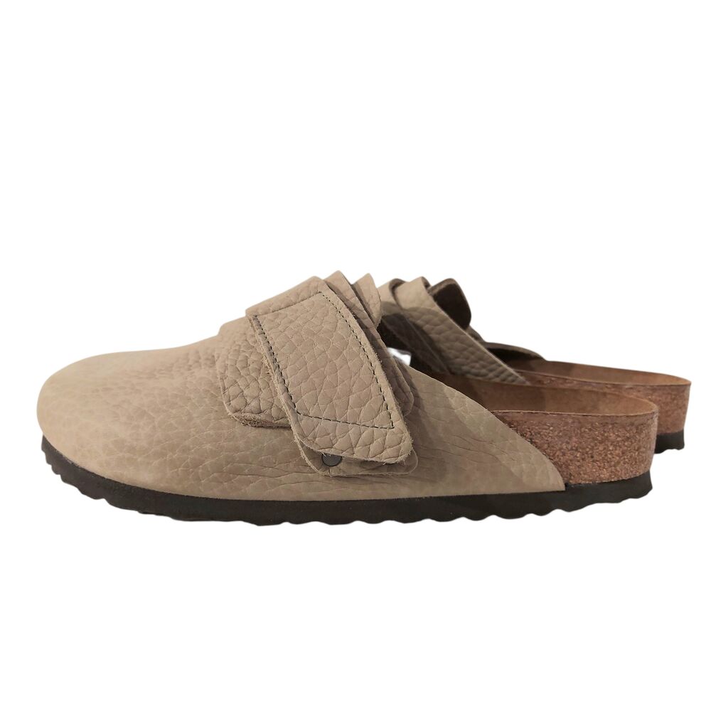 Birkenstock Slipper Nagoya 1022527 Desert Buck Faded Khaki Nubuck Normaal - 4061417643026 Birkenstock Slipper Nagoya 1022527 Desert Buck Faded Khaki Nubuck Normaal - 4061417643026